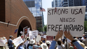 Η κυβέρνηση Τραμπ μηνύει το Χάρβαρντ για έγγραφα σχετικά με τις εισαγωγές στο πανεπιστήμιο