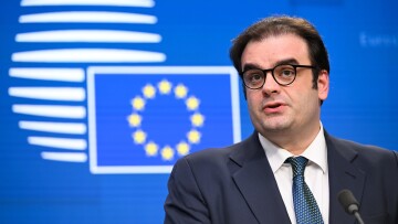 Πιερρακάκης από Eurogroup: Να επανεκτιμήσουμε τον διεθνή ρόλο του ευρώ