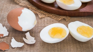 Γιατί δεν ξεφλουδίζεται εύκολα το αυγό – Τι κάνουμε λάθος
