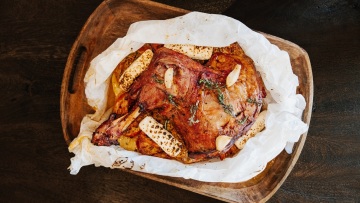 Αρνάκι στη λαδόκολλα με σφέλα Μεσσηνίας