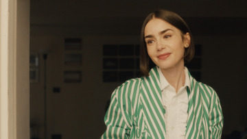 Το Emily in Paris στην Ελλάδα; Η Λίλι Κόλλινς κάνει γυρίσματα στην Ευρώπη και φουντώνουν τα σενάρια για... ελληνική απόδραση