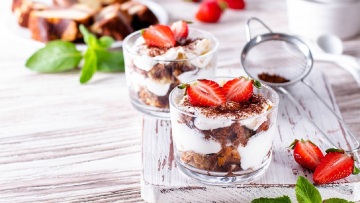 Trifle με τσουρέκι, γιαούρτι και φράουλες