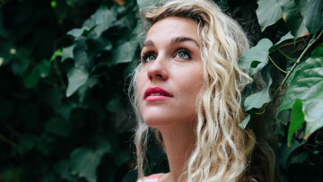 Κωνσταντίνα Κοτζαμάνη: Η Ελληνίδα σκηνοθέτιδα που διεκδικεί βραβείο στο Φεστιβάλ Καννών