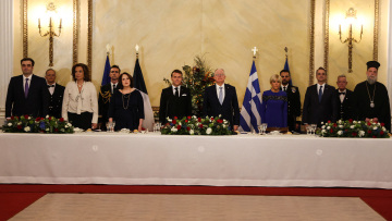 Το «Ελλάς-Γαλλία-Συμμαχία» είναι σήμερα πιο επίκαιρο από ποτέ είπε ο Μακρόν στα ελληνικά στο δείπνο Τασούλα στο προεδρικό, δείτε φωτογραφίες