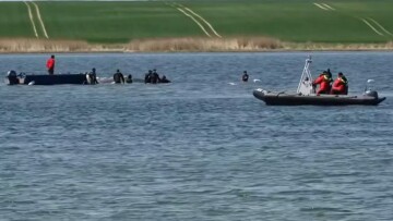 Μεγάλη επιχείρηση για τη διάσωση της φάλαινας Τίμι που έχει εγκλωβιστεί στα παράλια της Βαλτικής, τη μεταφέρουν στα βαθιά