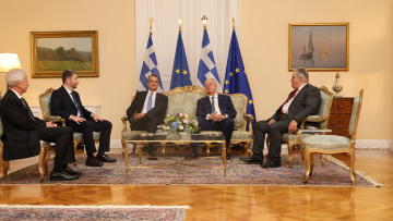 Live η δεξίωση στο Προεδρικό Μέγαρο για την 52η επέτειο αποκατάστασης της Δημοκρατίας
