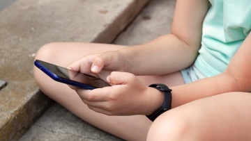 Γαλλία: «Μπλόκο» στην απαγόρευση των social media για τους κάτω των 15 - «Παραβιάζει την ελευθερία της έκφρασης»