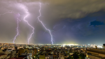 Καταιγίδα προκάλεσε προβλήματα στη Θεσσαλονίκη: Εντυπωσιακές φωτογραφίες από την έντονη κεραυνική δραστηριότητα