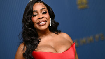 Η Niecy Nash-Betts στα βραβεία Emmy αγκαλιά με τη σύζυγό της

