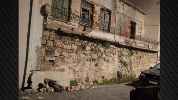 Κατέρρευσε τμήμα μπαλκονιού στην Κίσσαμο Χανίων, ζημιές σε αυτοκίνητα