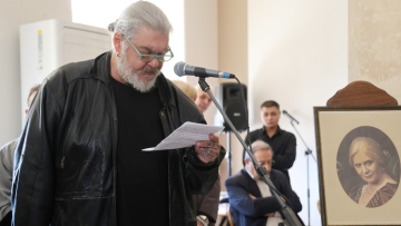 Οικογένεια και φίλοι αποχαιρετούν την Μπέτυ Βαλάση, συγκινημένος ο γιος της στο τελευταίο αντίο: «Δεν έτρωγε, ένιωθα ότι έφευγε»