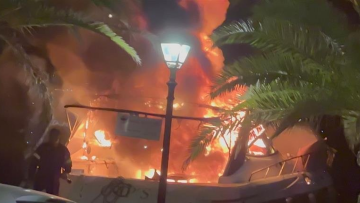 Χαλκιδική: Στις φλόγες τυλίχτηκαν δύο σκάφη που ήταν ελλιμενισμένα στη μαρίνα του Πόρτο Καρράς