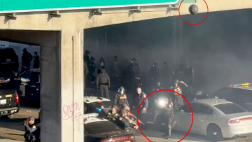 Λος Άντζελες: Η στιγμή που αστυνομικός πυροβόλησε με πλαστική σφαίρα σε ευθεία βολή φωτογράφο
