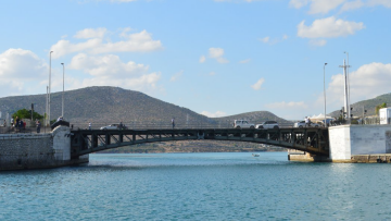 Χαλκίδα: Κομμένη στα δύο λόγω βλάβης στην παλιά γέφυρα του Ευρίπου, άγνωστο πότε θα επιδιορθωθεί