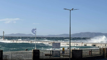 Ισχυροί άνεμοι πλήττουν την Τήνο, δείτε φωτογραφίες και βίντεο