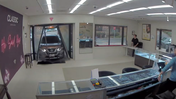 Ληστές στην Καλιφόρνια μπούκαραν με SUV σε κοσμηματοπωλείο και έφυγαν με λεία 1 εκατ. δολάρια, δείτε βίντεο