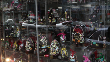 Πασχαλινό ωράριο καταστημάτων: Ξεκινά από 2/4, πόσο θα διαρκέσει - Ποια Κυριακή θα είναι ανοιχτά τα μαγαζιά