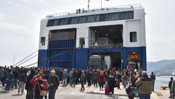 Συνεχίζεται ο αποκλεισμός του λιμανιού της Μυτιλήνης από κτηνοτρόφους, δεν επέτρεψαν την αποβίβαση φορτηγών από το «Blue Star Patmos»