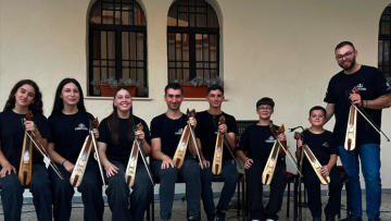 Η νέα γενιά στα πανηγύρια του καλοκαιριού - Πού οφείλεται το αυξανόμενο ενδιαφέρον στην παραδοσιακή μουσική