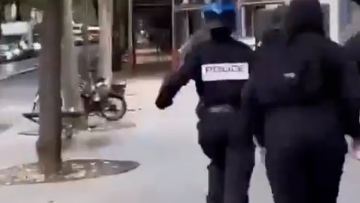 Σάλος στη Γαλλία για τον ξυλοδαρμό γυναίκας αστυνομικού από νεαρούς διαδηλωτές εν μέσω των μαθητικών διαδηλώσεων, δείτε βίντεο