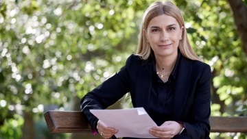 Σέβη Βολουδάκη: «Θαυμάζω την κάθε γυναίκα που ενώ όλα γύρω της καταρρέουν εκείνη σηκώνεται»