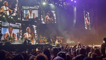 Ρόμπι Γουίλιαμς: Το γυμνό ολόγραμμα, το ακαπέλα και το τραγούδι που δεν είπε στη Μαλακάσα