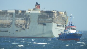 Ολλανδία: Επιμένει η φωτιά στο πλοίο με τα 4.000 αυτοκίνητα 