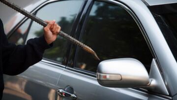 Ανήλικοι ξάφρισαν ακριβό ρολόι και εργαλεία από αυτοκίνητο