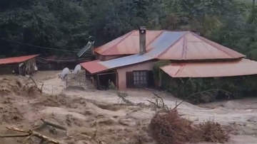 Κρανιά Ασπροποτάμου - Τρίκαλα: Έσπασαν γέφυρες και δρόμοι με αποτέλεσμα 70 άτομα να παραμένουν εγκλωβισμένα