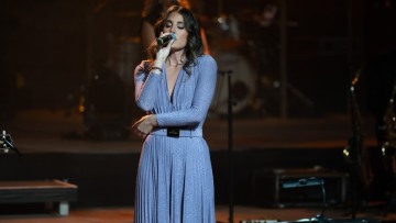 Παυλίνα Βουλγαράκη: Η εντυπωσιακή εμφάνιση στο Ηρώδειο με lurex φόρεμα και χρυσά platform πέδιλα