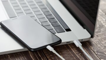 iPhone 15: Μπορεί να… φορτίσει το παλιό σου iPhone