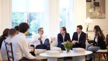 Κυριάκος Μητσοτάκης: Υποδέχτηκε στο Μαξίμου τους φοιτητές που φέρνουν την «επανάσταση» στη διάγνωση του Πάρκινσον