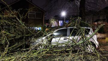 Βρετανία: Η καταιγίδα «Χενκ» παραλύει τη χώρα - Ένας νεκρός, ακυρώσεις στα τρένα, νοικοκυριά χωρίς ρεύμα