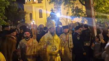 Θεσσαλονίκη: Σε κλίμα κατάνυξης η περιφορά του Επιταφίου από τη Μητρόπολη - Πέντε Επιτάφιοι ενώθηκαν στην Αριστοτέλους