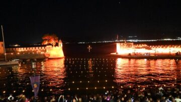 Ναύπακτος: Τα βεγγαλικά και ο φλεγόμενος σταυρός στο λιμάνι στην περιφορά των Επιταφίων - Δείτε βίντεο
