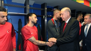 Euro 2024: Επισκέφτηκε τους Τούρκους ποδοσφαιριστές στα αποδυτήρια μετά τον αποκλεισμό ο Ερντογάν