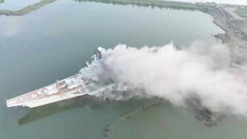 Βίντεο: Στις φλόγες τυλίχθηκε πρώην σοβιετικό αεροπλανοφόρο – Είχε μετατραπεί σε αξιοθέατο στην Κίνα