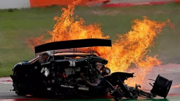 Φωτιά σε αγωνιστικό αυτοκίνητο (video)