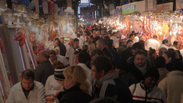 «Ελληνίδες, νεαρές και καλοντυμένες» οι... καλές νεράιδες της Βαρβακείου