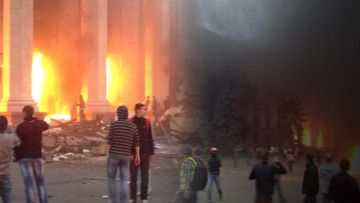 Στον εμφύλιο βυθίζεται η Ουκρανία: Περισσότεροι από 40 νεκροί στην Οδησσό