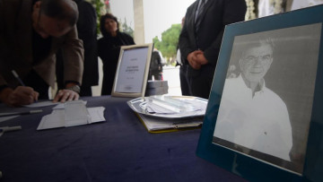 Πλήθος κόσμου στο τελευταίο αντίο στον Μένη Κουμανταρέα