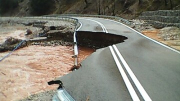 Αποκλεισμένα χωριά και μεγάλες καταστροφές από την κακοκαιρία