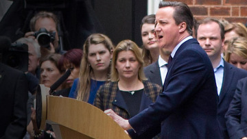 Ο Κάμερον «έφαγε» τρεις: Παραιτήθηκαν Κλεγκ, Φάρατζ και Μίλιμπαντ 