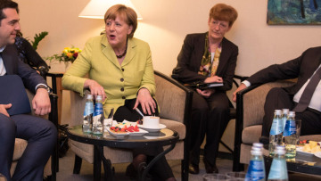 Να βρεθεί γρήγορα συμφωνία συμφώνησαν Τσίπρας-Μέρκελ-Ολάντ