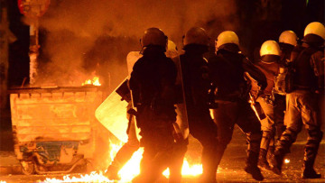 Πετροπόλεμος και μολότοφ στα Εξάρχεια - Έκαψαν αυτοκίνητο και το «έριξαν» στους αστυνομικούς