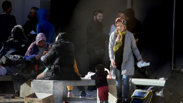 Μουζάλας: Στο γήπεδο του χόκεϊ στο Ελληνικό οι μετανάστες για τρεις μήνες