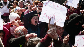 «Μέρκελ, βοήθησέ μας», φωνάζουν οι πρόσφυγες στην Ειδομένη 