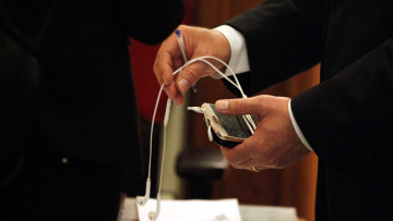 Γιατί οι υπουργοί της κυβέρνησης παρέδωσαν τα κινητά πριν το υπουργικό