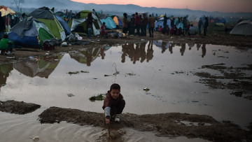 Κάθε μέρα και χειρότερα στην Ειδομένη: Λασπόνερα, κρύο, εντάσεις και άρρωστα παιδιά