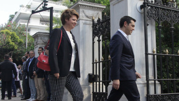 Το «Άγιο Φως» στη διαπραγμάτευση ψάχνει η κυβέρνηση